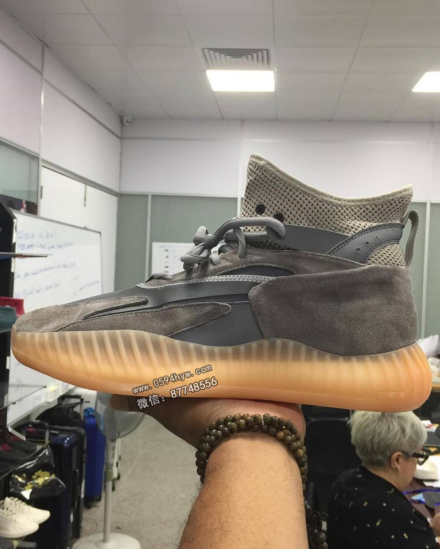 阿迪达斯, 阿迪, Yeezy, Ye, Boost - 全新款式 Yeezy 系列首次亮相！你对这款鞋的颜值评价如何？