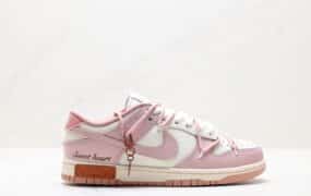 Nike SB Dunk Low “Milk White/Pink” 低帮滑板板鞋 颜色：白色/粉色 货号：JHD103-QDG