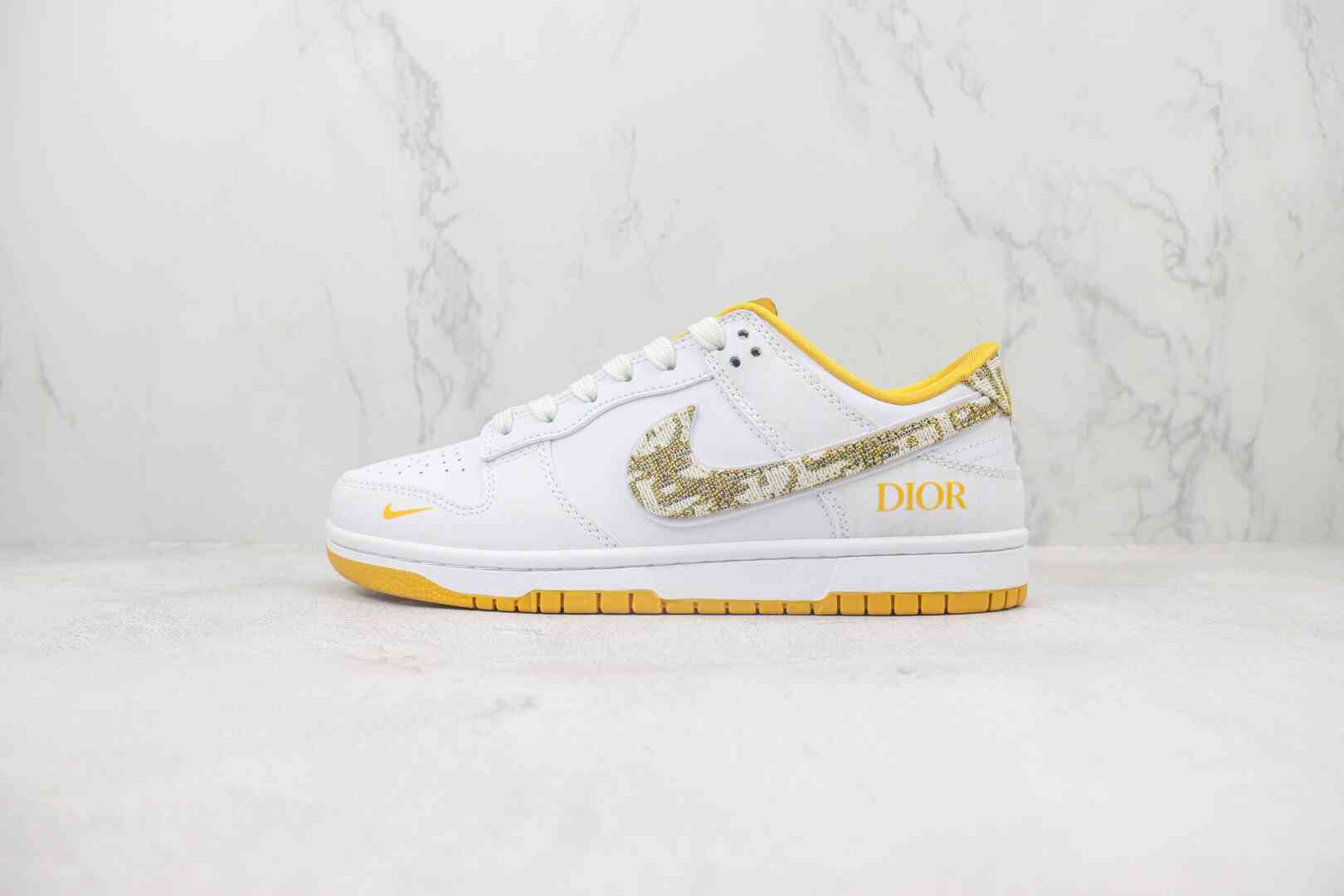 Nike SB Dunk Low x DIOR DIY 荧光白黄
品牌: Nike
系列: SB Dunk Low x DIOR DIY
鞋子类型: 低帮
颜色: 荧光白黄
货号: JH8036-916