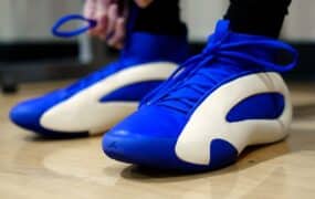 2024年推出的阿迪达斯哈登8代“蓝色融合”球鞋