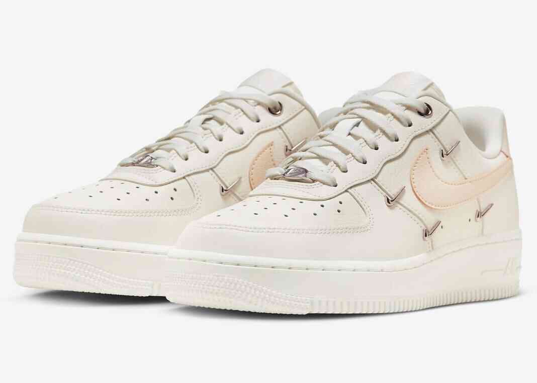 耐克Air Force 1 Low“帆色/蜜瓜粉”配上金属Swoosh标志