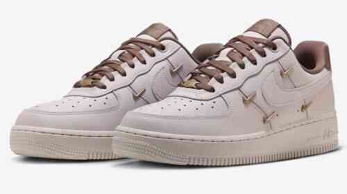 Nike Air Force 1低帮LX “粉色牛津”配上迷你青铜Swooshes