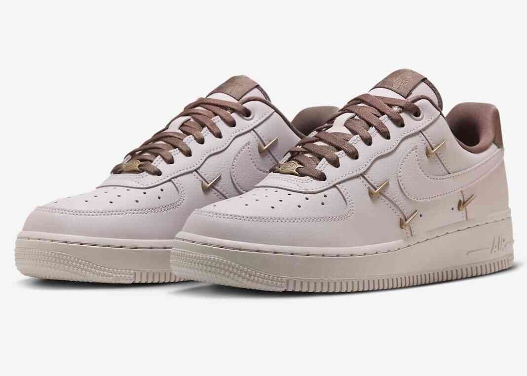 Nike Air Force 1低帮LX “粉色牛津”配上迷你青铜Swooshes