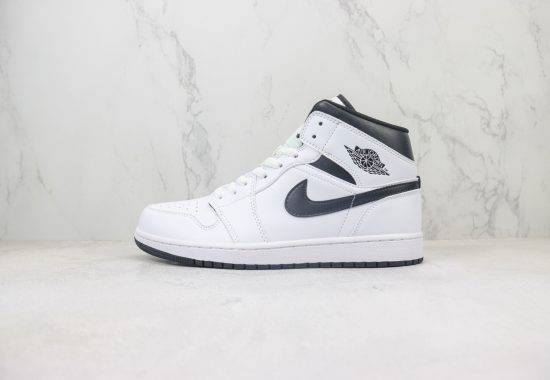 Air Jordan AJ1 Mid
反转熊猫
篮球鞋
白黑色
货号：DQ8426-132