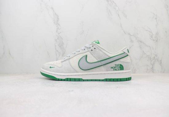 Nike SB Dunk Low 带挂件 【DIY定制 北面联名】印花勾 红色 货号：FC1688-180