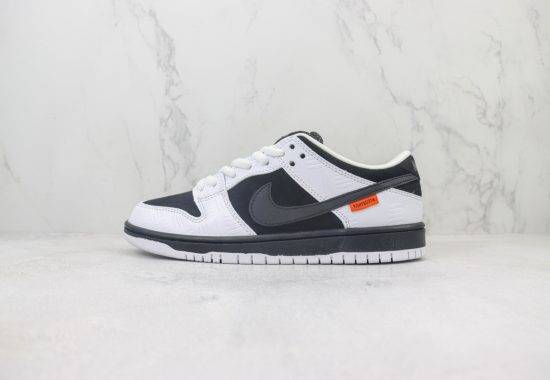 TIGHTBOOTH x Nike SB Dunk Low 反转黑白熊猫 鞋子类型: 篮球鞋 颜色: 反转黑白 系列: Nike SB Dunk Low 货号: FD2629-100