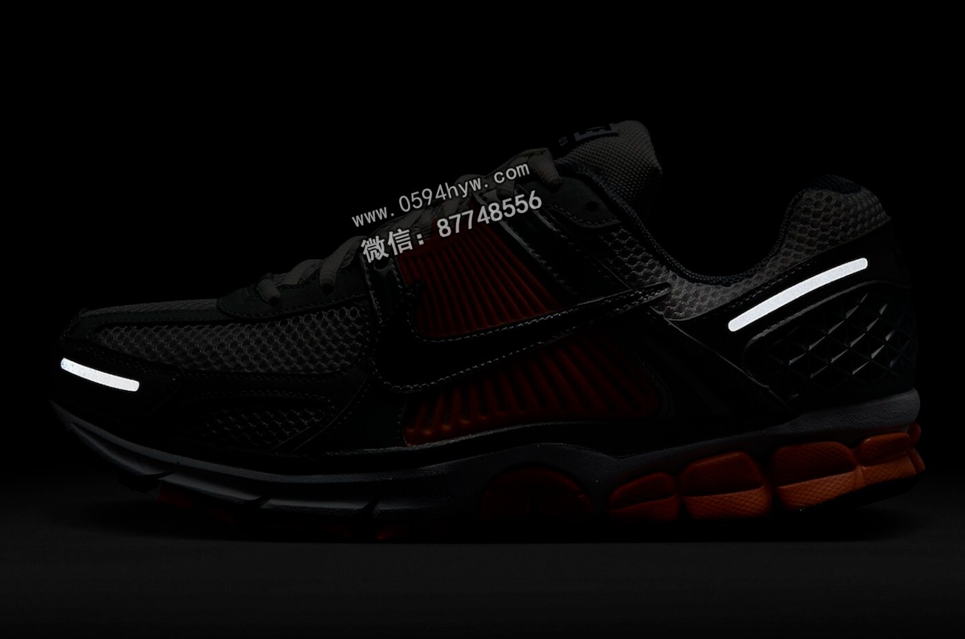 回归经典风尚！前所未有的色彩搭配尽展 Nike Zoom Vomero 5 独特魅力！