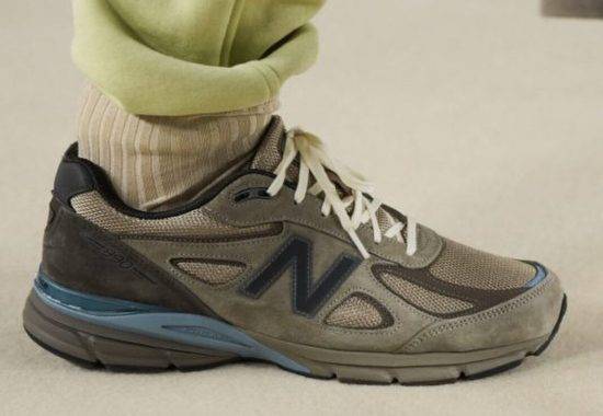 2024年发布Auralee x New Balance 990v4系列