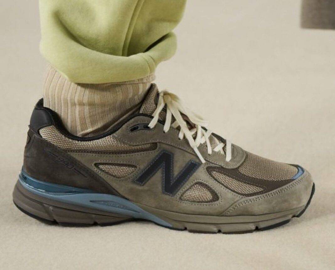 2024年发布Auralee x New Balance 990v4系列