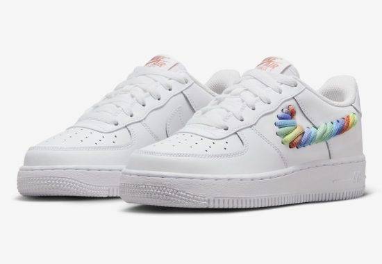 2024年5月发售的Nike Air Force 1 Low GS“彩虹Swoosh”。