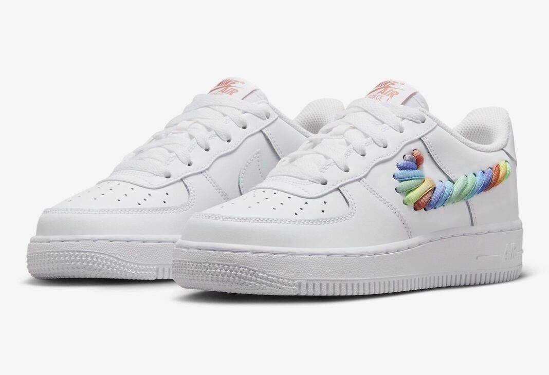 2024年5月发售的Nike Air Force 1 Low GS“彩虹Swoosh”。