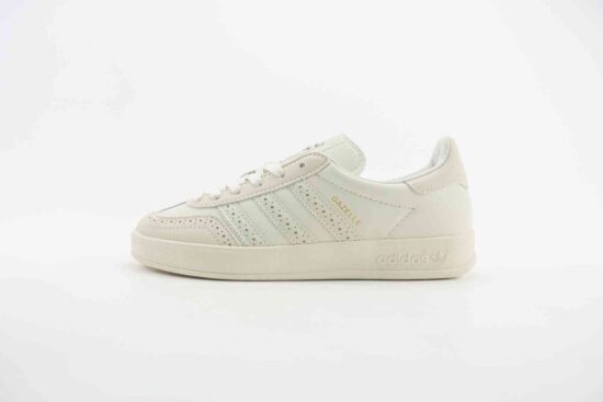 Adidas Originals Gazelle Indoor 低帮板鞋 雕花打孔 长鞋舌 货号：IE8407