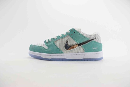 April Skateboards x Nike SB Dunk Low 低帮休闲板鞋 冰封玫瑰 薄荷绿 货号：FD2562-400