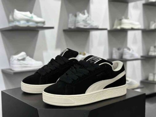 PUMA SUEDE XL 彪马新款面包鞋男女同款复古休闲板鞋 赠送一双鞋带 鞋身通体采用细腻的麂皮材质 厚实柔软 质感出众 鞋侧保留PUMA标志性跑道图案 侧面与后跟点缀金属色PUMA LOGO 兼具辨识度与细节感 加厚鞋垫、饱满鞋舌 搭配加宽扁形鞋带 使得穿着感更加贴合与舒适 值得一提的是 本季SUEDE XL鞋款以黑色、红色及蓝色最为瞩目 经典黑的配色 在低调之余可轻松驾驭任何潮流风格造型 而高饱和度的配色 则是当之无愧的早春出街利器
尺码：35.5-44
编码：cl66899