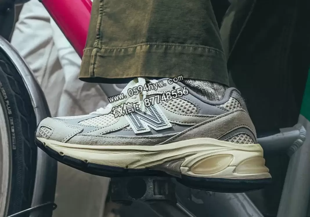 恩迪服饰发布独家新百伦 2010年款“月光”运动鞋 END. Clothing Releasing Exclusive New Balance 2010 "Moonbeam"