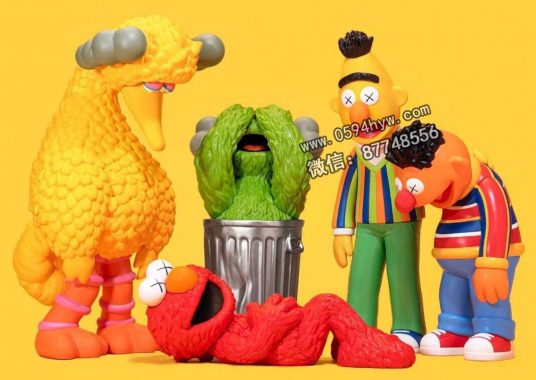 KAWS x Sesame Street联名款橡胶玩偶 唤起童年回忆